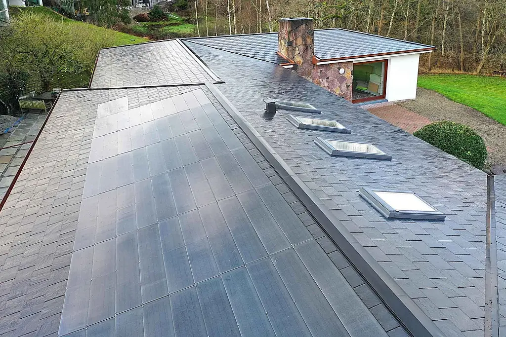 Naturskifertag med integrerede solceller
