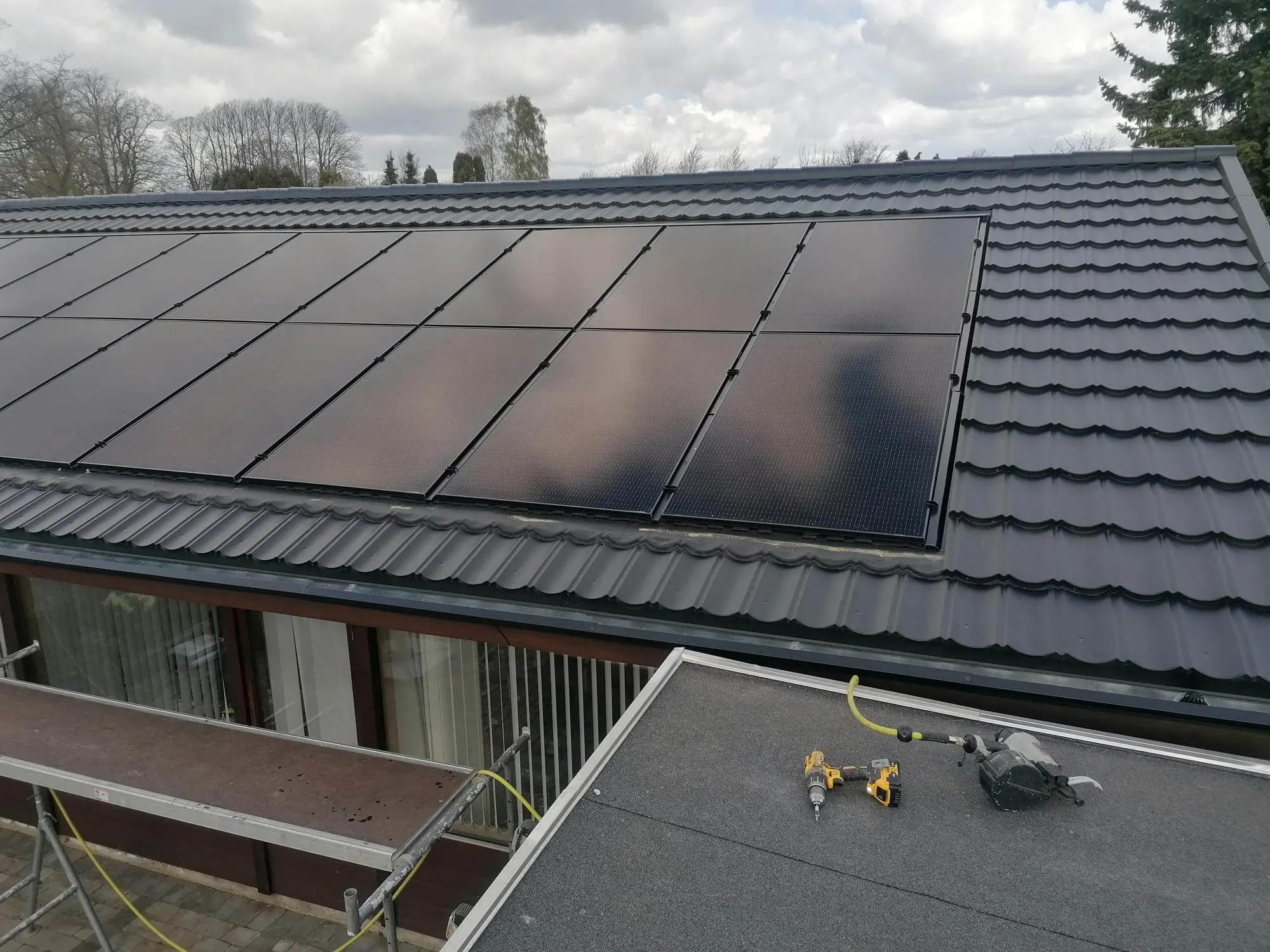 Ståltag med nedsænkede solcellepaneler